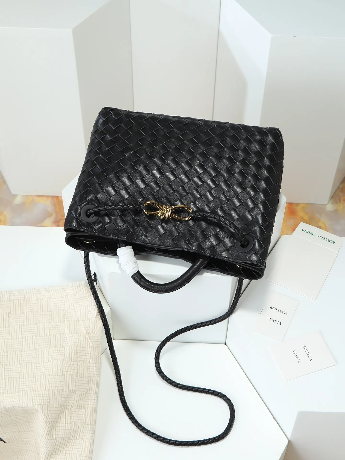 1550. Andiamo is shipping‼ ️Really popular🔥The new Andiamo woven handbag launched by Bottega Veneta this season is really popular all over the world! ! Celebrities at home and abroad have worn it, and Oscar-winning actress Michelle Yeoh has taken it out on the street. Song Jia, Trai Yala, Yu Feihong, Sanji Ayaka, Rosie Hunting-Whiteley, Yoshioka Riho, etc. have all worn this bag. It is classic and versatile and shows off your temperament, and the bag capacity is also large, which is very convenient for daily commuting! ! A variety of carrying methods, the shoulder straps can be adjusted by yourself, the original lambskin feels soft and delicate, and the unisex style breaks gender boundaries and brings a more practical and longer-lasting use experience. Andiamo, which has both elegant and casual styles, perfectly interprets the true appearance of "fashionable old money style". Style number: 766016 Size: 32*24*12